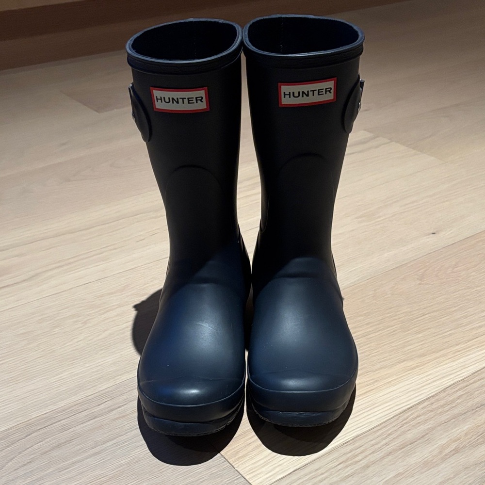Hunter Women's Original Short Rain Boots in Navy Blue.